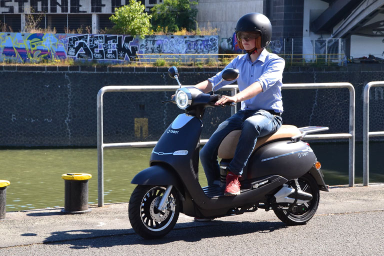 Tinbon TB-F10 Elektro-Scooter 50er e-Roller mit Fahrer E-LEVEN mobility solutions